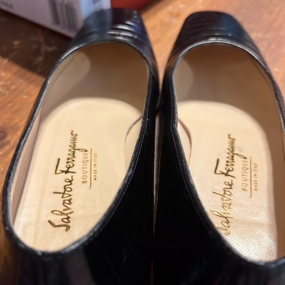 Women’s Salvatore Ferragamo
Low chunky heels black size 8.5 3A crocodile print - Picture 7 of 9